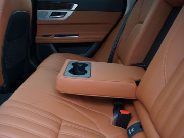 Jaguar XF Sportbrake 25 T &ndash; Kotek z plecakiem