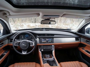 Jaguar XF Sportbrake 25 T &ndash; Kotek z plecakiem