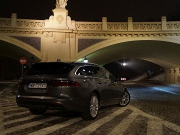 Jaguar XF Sportbrake 25 T &ndash; Kotek z plecakiem