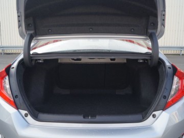 Honda Civic 4d 1,5 VTEC Turbo 180KM &ndash; sedan nieoczywisty