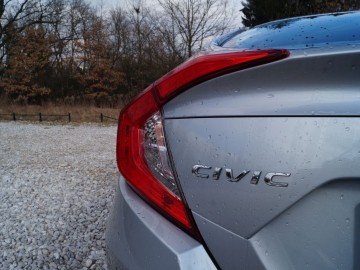 Honda Civic 4d 1,5 VTEC Turbo 180KM &ndash; sedan nieoczywisty