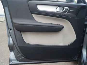 Volvo XC40 Momentum T3 FWD - Szwedzka oryginalność