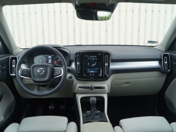 Volvo XC40 Momentum T3 FWD - Szwedzka oryginalność