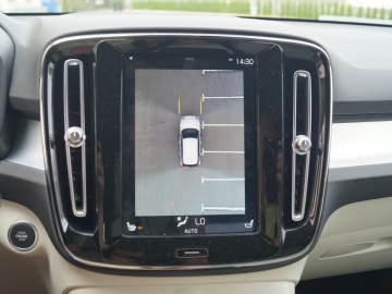Volvo XC40 Momentum T3 FWD - Szwedzka oryginalność