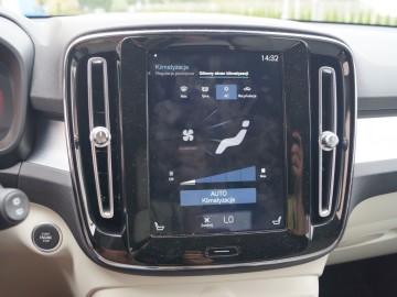 Volvo XC40 Momentum T3 FWD - Szwedzka oryginalność