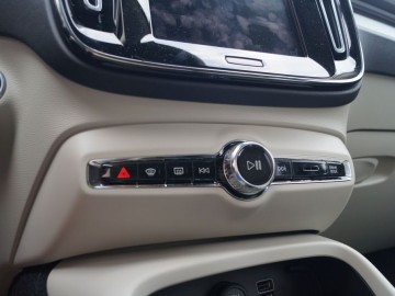 Volvo XC40 Momentum T3 FWD - Szwedzka oryginalność