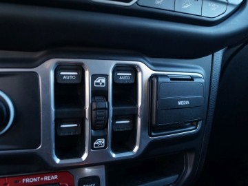 Jeep Wrangler Rubicon 2,2 MultiJet&ndash; Legenda...