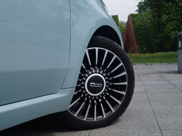 Fiat 500 Hybrid Launch Edition 1,0 70 KM 6MT &ndash; Coś elektrycznego