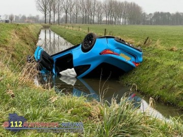  Prasowe BMW M4 CS zakończyło jazdę w rowie z wodą