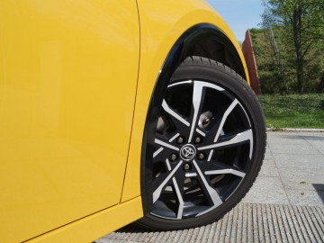 Toyota Prius 2.0 Hybrid Dynamic Force Plug-in 223 KM &ndash; Inne oblicze