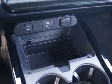 Toyota Prius 2.0 Hybrid Dynamic Force Plug-in 223 KM &ndash; Inne oblicze