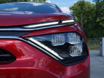 Citroen C4 X 1.2 PureTech 130 EAT8 Maxx &ndash; Crossover czy sedan? A może jedno i drugie