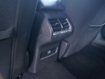 Citroen C4 X 1.2 PureTech 130 EAT8 Maxx &ndash; Crossover czy sedan? A może jedno i drugie