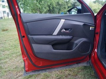 Citroen C4 X 1.2 PureTech 130 EAT8 Maxx &ndash; Crossover czy sedan? A może jedno i drugie