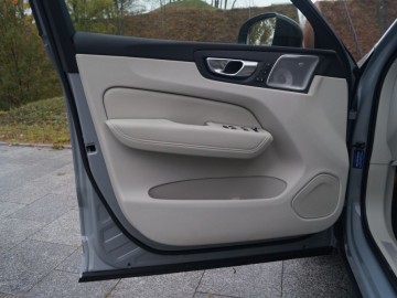 Volvo XC60 B5 AWD Mild Hybrid Black Edition 250 KM+14 KM - Udane połączenie