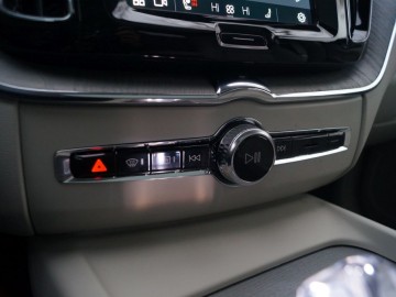 Volvo XC60 B5 AWD Mild Hybrid Black Edition 250 KM+14 KM - Udane połączenie