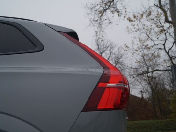 Volvo XC60 B5 AWD Mild Hybrid Black Edition 250 KM+14 KM - Udane połączenie
