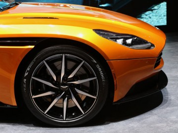 Aston Martin DB11 na torze Bridgestone