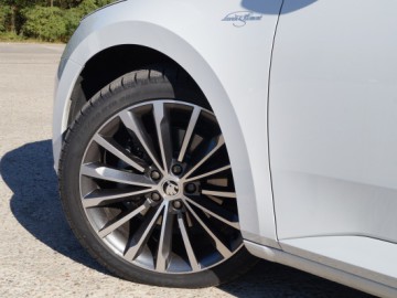 Skoda Superb 2.0 TDI Laurin&Klement - Nie tylko przestrzeń na potęgę