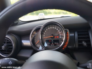 Mini Cooper 1.5 - Maluch z seksapilem