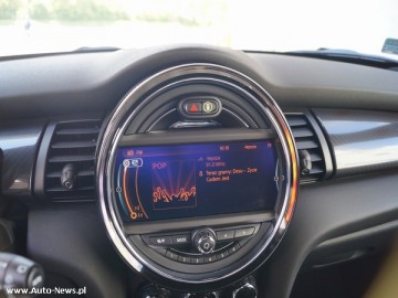 Mini Cooper 1.5 - Maluch z seksapilem