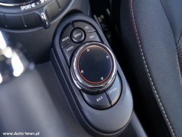 Mini Cooper 1.5 - Maluch z seksapilem