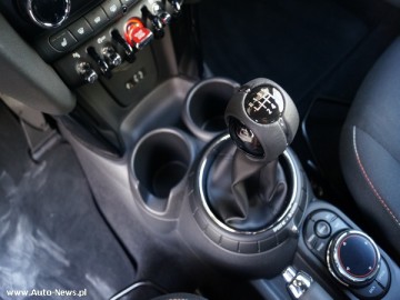 Mini Cooper 1.5 - Maluch z seksapilem