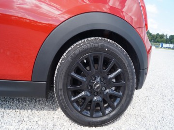Mini Cooper 1.5 - Maluch z seksapilem