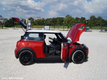 Mini Cooper 1.5 - Maluch z seksapilem