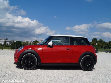 Mini Cooper 1.5 - Maluch z seksapilem
