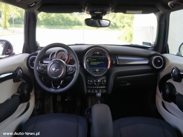 Mini Cooper 1.5 - Maluch z seksapilem