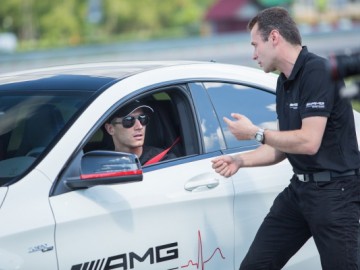 Robert Lewandowski za kierownicą Mercedes&oacute;w AMG