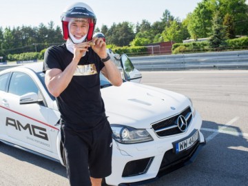 Robert Lewandowski za kierownicą Mercedes&oacute;w AMG
