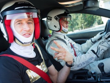 Robert Lewandowski za kierownicą Mercedes&oacute;w AMG
