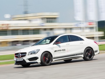 Robert Lewandowski za kierownicą Mercedes&oacute;w AMG