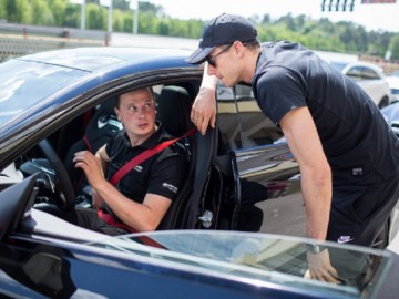 Robert Lewandowski za kierownicą Mercedes&oacute;w AMG