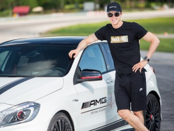 Robert Lewandowski za kierownicą Mercedes&oacute;w AMG