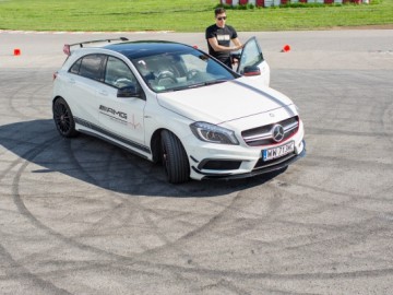 Robert Lewandowski za kierownicą Mercedes&oacute;w AMG