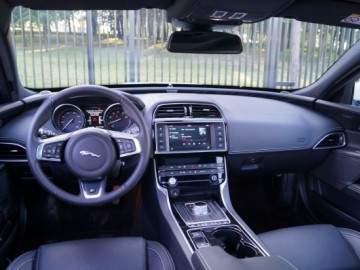 Jaguar XE 2.0 T R-Sport - Rywal dla Niemc&oacute;w?