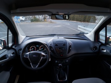 Ford Tourneo Courier 1,0 EcoBoost Titanium - Do r&oacute;żnych zadań