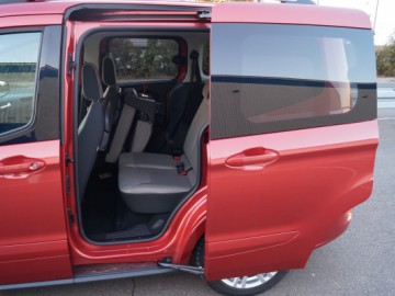 Ford Tourneo Courier 1,0 EcoBoost Titanium - Do r&oacute;żnych zadań