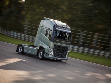 Volvo FH vs Koenigsegg One:1