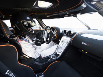 Volvo FH vs Koenigsegg One:1