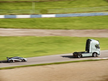 Volvo FH vs Koenigsegg One:1