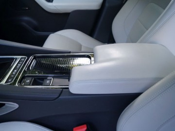 Jaguar F-Pace 3,0 TDV6 AT8 300 KM &ndash; Kocie sprawki