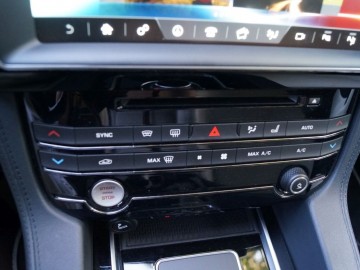 Jaguar F-Pace 3,0 TDV6 AT8 300 KM &ndash; Kocie sprawki