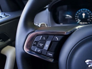 Jaguar F-Pace 3,0 TDV6 AT8 300 KM &ndash; Kocie sprawki