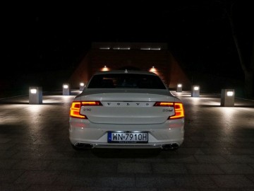 Volvo S90 D5 AWD Inscription &ndash; Pięć metr&oacute;w luksusu, czyli piękna bestia