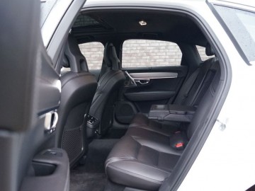 Volvo S90 D5 AWD Inscription &ndash; Pięć metr&oacute;w luksusu, czyli piękna bestia