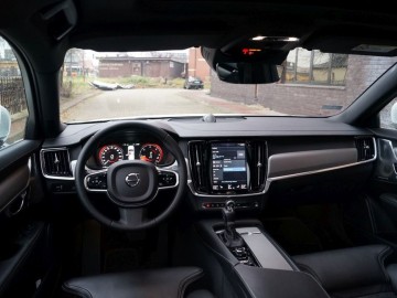 Volvo S90 D5 AWD Inscription &ndash; Pięć metr&oacute;w luksusu, czyli piękna bestia